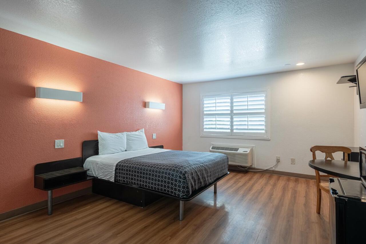 Coastal Valley Inn Castroville Exterior photo