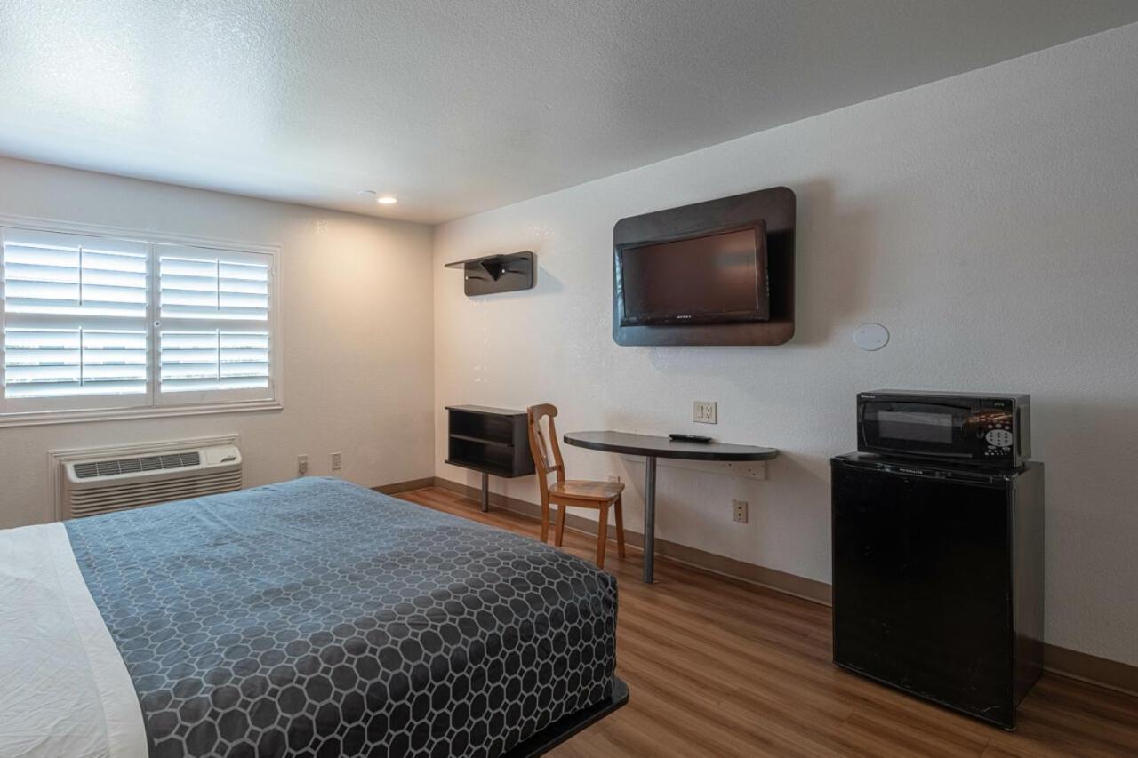 Coastal Valley Inn Castroville Exterior photo